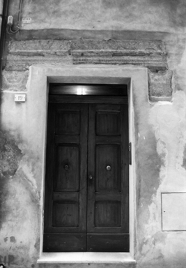 Casa con resti di portale richiuso sec.XVI